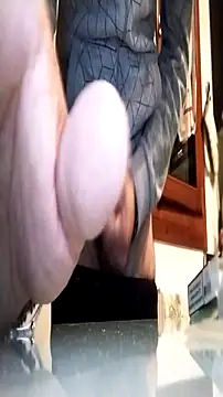 Snapshot of PearlingBunkbed chatting on October 13, 2025, 3:28 am PearlingBunkbed online show from October 13, 2025, 3:28 am