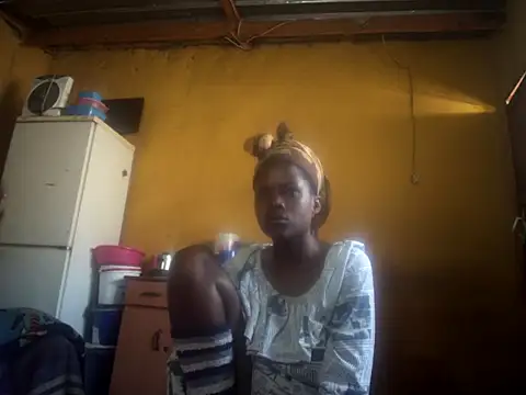 Snapshot of Caramelchick01 chatting on October 3, 2025, 7:05 am Caramelchick01 online show from October 3, 2025, 7:05 am