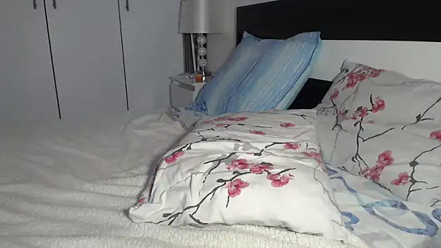 Snapshot of petite_danielle chatting on October 18, 2025, 4:59 am petite danielle online show from October 18, 2025, 4:59 am