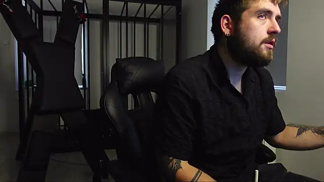 Snapshot of Mike_Platano chatting on October 18, 2025, 2:40 pm Mike Platano online show from October 18, 2025, 2:40 pm