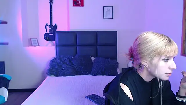 Snapshot of Amnesia_ chatting on October 8, 2025, 12:25 pm Amnesia  online show from October 8, 2025, 12:25 pm