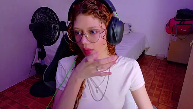 Snapshot of Birdie_0 chatting on October 29, 2025, 1:13 pm Birdie 0 online show from October 29, 2025, 1:13 pm