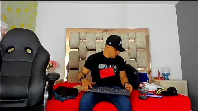 Snapshot of AngelAndChris chatting on September 17, 2025, 12:07 pm AngelAndChris online show from September 17, 2025, 12:07 pm