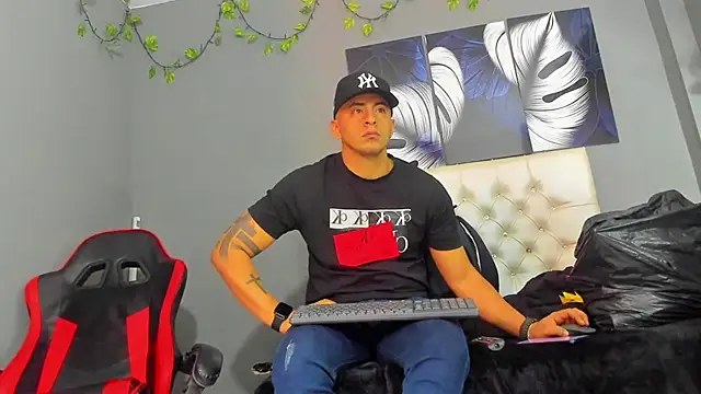 Snapshot of AngelAndChris chatting on September 29, 2025, 12:21 pm AngelAndChris online show from September 29, 2025, 12:21 pm