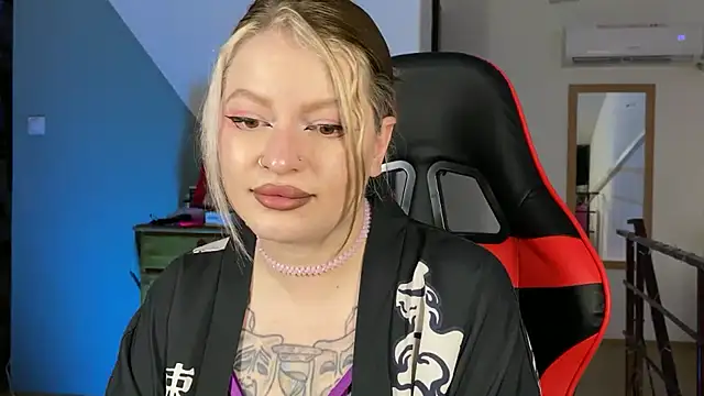 Mia Kamp online show from September 20, 2025, 3:35 pm
