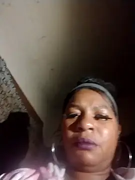 Snapshot of Ladiv33 chatting on November 2, 2025, 5:59 pm Ladiv33 online show from November 2, 2025, 5:59 pm