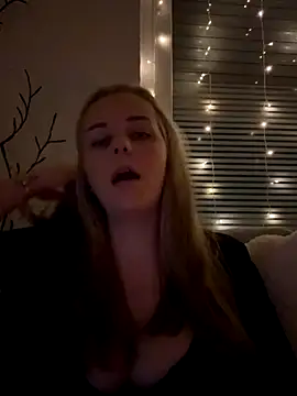 Snapshot of ItsLxsa chatting on October 20, 2025, 10:43 pm ItsLxsa online show from October 20, 2025, 10:43 pm