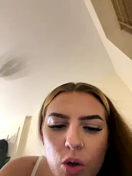 Snapshot of Summer21k chatting on November 4, 2025, 9:36 pm Summer21k online show from November 4, 2025, 9:36 pm