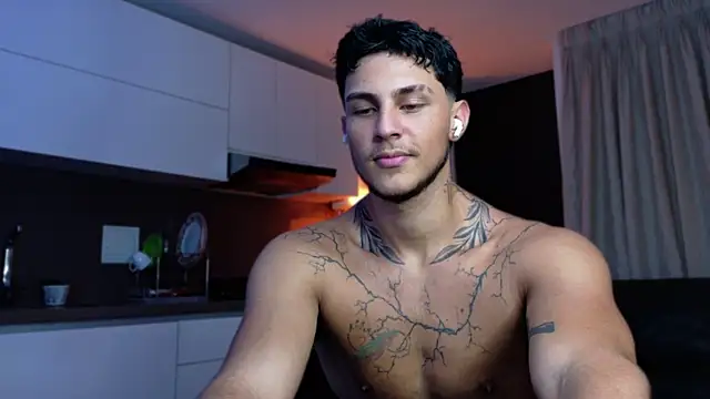 Snapshot of LeoCavalli_ chatting on November 14, 2025, 10:40 pm LeoCavalli online show from November 14, 2025, 10:40 pm