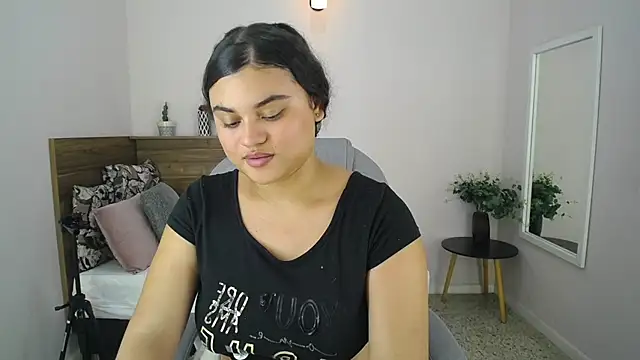 Miabloomm  online show from October 8, 2025, 3:26 am