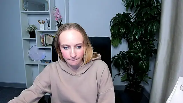 Snapshot of HelenLindsey chatting on October 26, 2025, 4:24 pm HelenLindsey online show from October 26, 2025, 4:24 pm