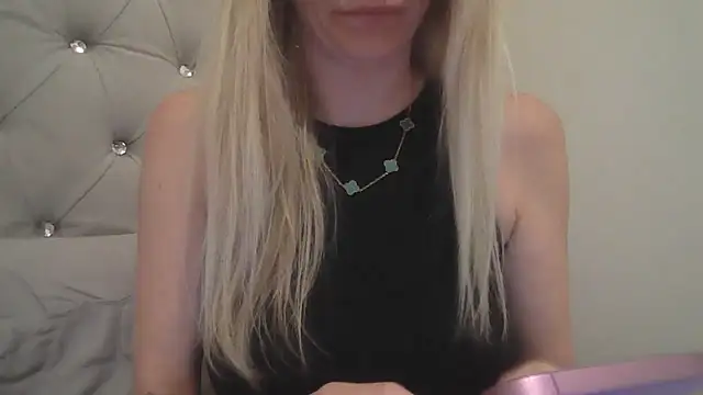 Snapshot of flirty_babe_x chatting on October 18, 2025, 10:43 pm flirty babe x online show from October 18, 2025, 10:43 pm