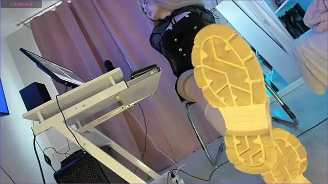 Snapshot of CruelSiren chatting on October 11, 2025, 5:28 am CruelSiren online show from October 11, 2025, 5:28 am