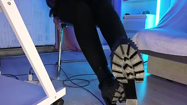 Snapshot of CruelSiren chatting on October 29, 2025, 8:21 pm CruelSiren online show from October 29, 2025, 8:21 pm