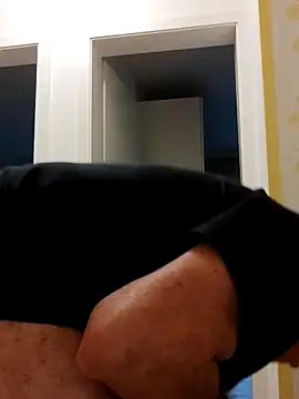 Snapshot of Oldmenhot66 chatting on October 17, 2025, 4:20 pm Oldmenhot66 online show from October 17, 2025, 4:20 pm