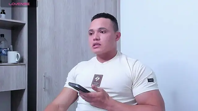 Snapshot of KingLevi01 chatting on October 22, 2025, 10:42 pm KingLevi01 online show from October 22, 2025, 10:42 pm