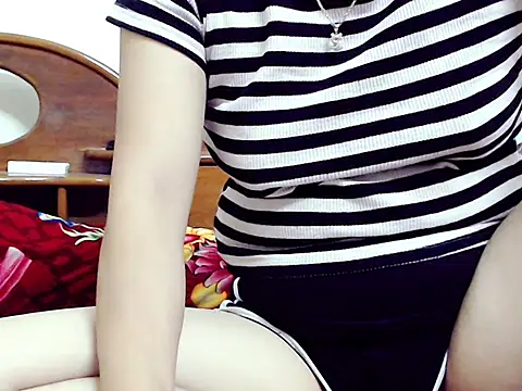 Snapshot of Ami_8x chatting on October 9, 2025, 3:32 pm Ami 8x online show from October 9, 2025, 3:32 pm