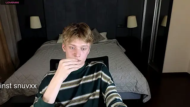 Snapshot of LouieEvans chatting on September 21, 2025, 9:49 pm LouieEvans online show from September 21, 2025, 9:49 pm