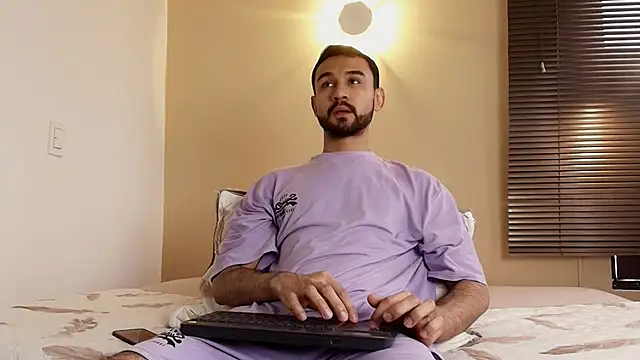 Snapshot of Axel_Moon_S chatting on November 7, 2025, 8:42 pm Axel Moon S online show from November 7, 2025, 8:42 pm