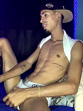 Snapshot of Alexx_1214 chatting on October 10, 2025, 7:13 pm Alexx 1214 online show from October 10, 2025, 7:13 pm