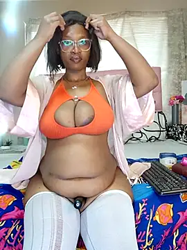 Snapshot of YummyChocTits chatting on October 7, 2025, 9:39 am YummyChocTits online show from October 7, 2025, 9:39 am