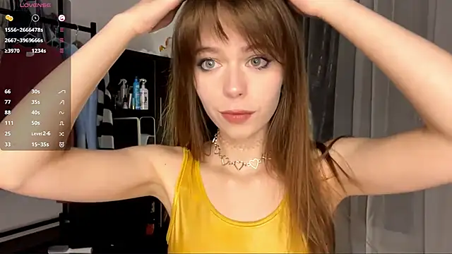Snapshot of YourLittleElfie chatting on October 4, 2025, 3:32 pm YourLittleElfie online show from October 4, 2025, 3:32 pm