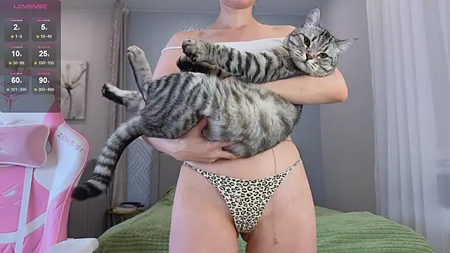 Snapshot of Madison_Davies_ chatting on October 15, 2025, 4:01 am Madison Davies  online show from October 15, 2025, 4:01 am