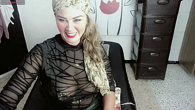 Snapshot of SaraAvalon chatting on October 28, 2025, 3:25 pm SaraAvalon online show from October 28, 2025, 3:25 pm