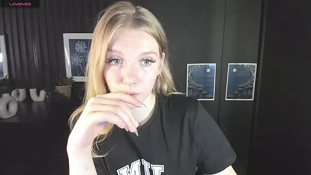Snapshot of Layla_Glam chatting on September 26, 2025, 1:15 pm Layla Glam online show from September 26, 2025, 1:15 pm