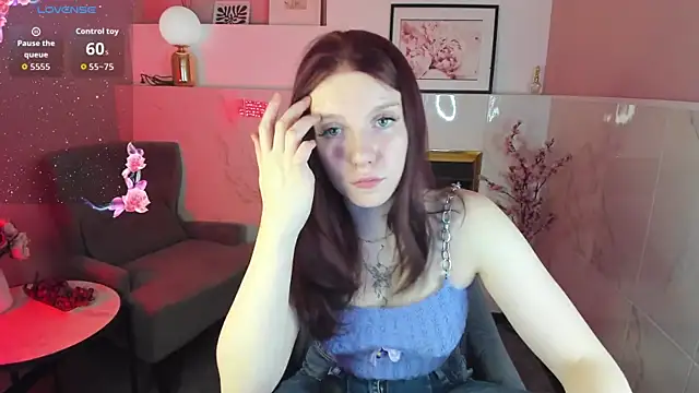 Snapshot of Layla_Glam chatting on October 8, 2025, 1:20 pm Layla Glam online show from October 8, 2025, 1:20 pm