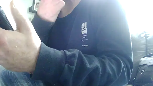 Snapshot of Bearchaser2025 chatting on November 15, 2025, 1:40 pm Bearchaser2025 online show from November 15, 2025, 1:40 pm