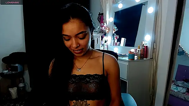 Snapshot of pocahot222 chatting on October 18, 2025, 5:35 pm pocahot222 online show from October 18, 2025, 5:35 pm