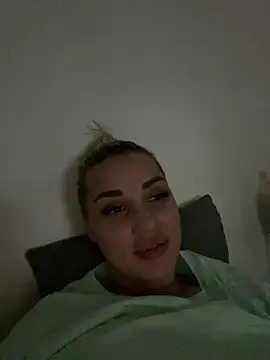 Snapshot of Giullyaxx chatting on October 15, 2025, 5:02 pm Giullyaxx online show from October 15, 2025, 5:02 pm