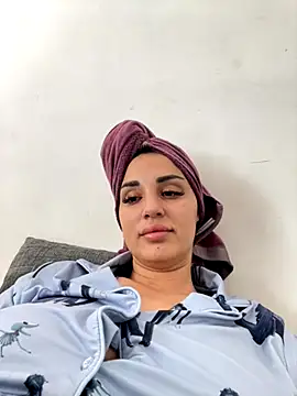 Snapshot of Giullyaxx chatting on October 16, 2025, 10:38 am Giullyaxx online show from October 16, 2025, 10:38 am