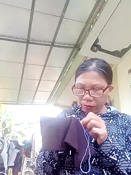 Snapshot of bella-bae chatting on October 12, 2025, 12:42 am bella-bae online show from October 12, 2025, 12:42 am