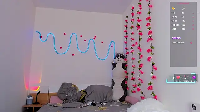 Snapshot of Evalore chatting on October 3, 2025, 8:33 am Evalore online show from October 3, 2025, 8:33 am