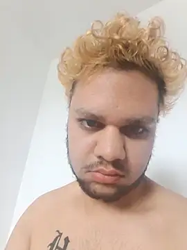 Snapshot of James55pp chatting on November 5, 2025, 9:42 am James55pp online show from November 5, 2025, 9:42 am