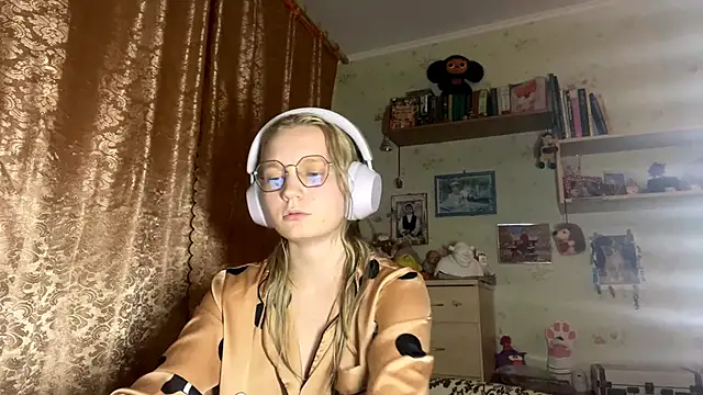 Snapshot of xX_Looola_Xx chatting on October 2, 2025, 7:21 pm xX Looola Xx online show from October 2, 2025, 7:21 pm