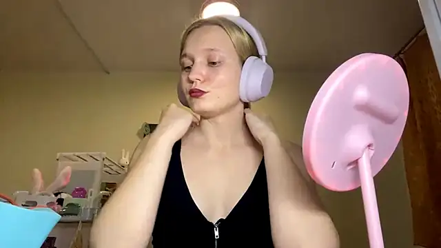 Snapshot of xX_Looola_Xx chatting on October 18, 2025, 5:25 pm xX Looola Xx online show from October 18, 2025, 5:25 pm