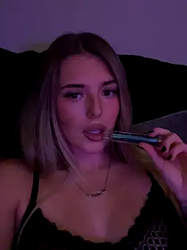 Snapshot of EllieEllxx chatting on October 12, 2025, 8:19 pm EllieEllxx online show from October 12, 2025, 8:19 pm