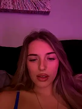 Snapshot of EllieEllxx chatting on October 18, 2025, 7:14 pm EllieEllxx online show from October 18, 2025, 7:14 pm