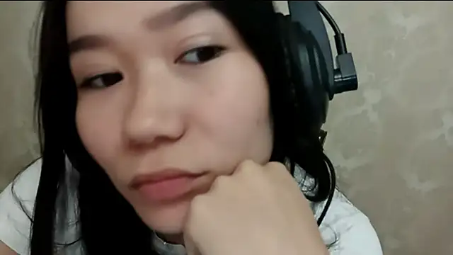 Snapshot of YukiShaapan chatting on October 6, 2025, 10:45 am YukiShaapan online show from October 6, 2025, 10:45 am