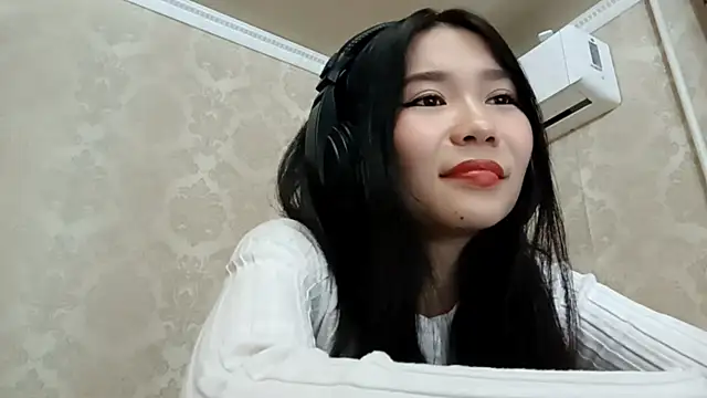 Snapshot of YukiShaapan chatting on October 9, 2025, 10:13 am YukiShaapan online show from October 9, 2025, 10:13 am