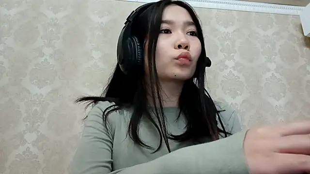 Snapshot of YukiShaapan chatting on October 16, 2025, 10:16 am YukiShaapan online show from October 16, 2025, 10:16 am