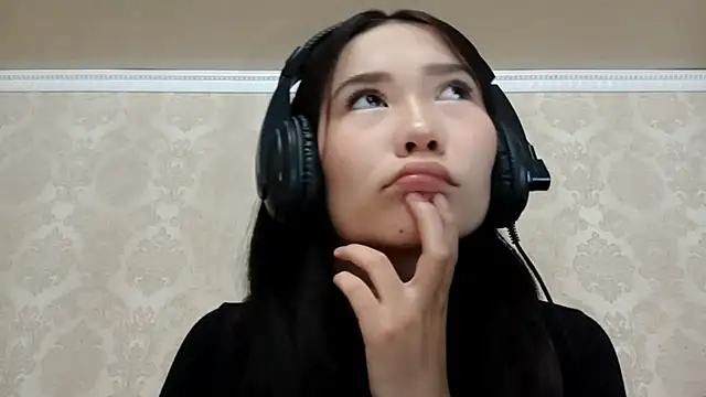 Snapshot of YukiShaapan chatting on October 18, 2025, 11:33 am YukiShaapan online show from October 18, 2025, 11:33 am