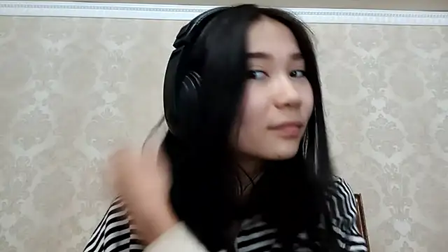 Snapshot of YukiShaapan chatting on October 21, 2025, 12:17 pm YukiShaapan online show from October 21, 2025, 12:17 pm