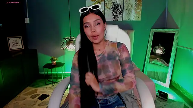 Juliieta Evans online show from October 21, 2025, 8:20 pm