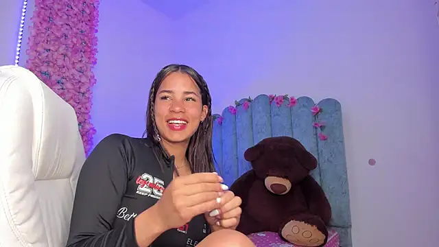 Camila Smith 23 online show from October 24, 2025, 5:09 pm