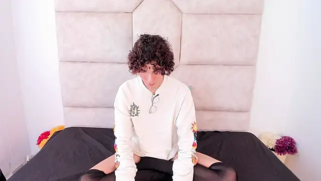 Snapshot of Scaarlett_22_ chatting on October 19, 2025, 5:24 pm Scaarlett 22  online show from October 19, 2025, 5:24 pm