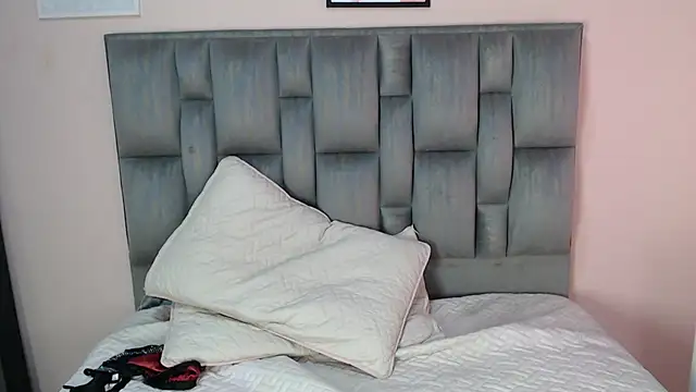 Kitty foxx  online show from October 11, 2025, 3:54 pm